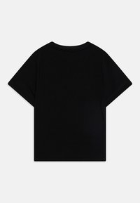 T-shirt noir à manches courtes en matériau doux, avec un col ras du cou et un ourlet propre. Design simple sans logos ni graphiques visibles.