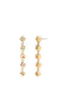 Pendientes dorados con encantos en forma de cubo que cuelgan, mostrando un diseño en bloque con letras coloridas en cada lado.