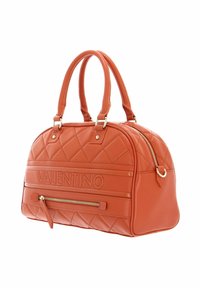 Borsa a tracolla in pelle trapuntata arancione con manici doppi, hardware dorato e tasca frontale con zip. Presenta il logo "VALENTINO" impresso sul corpo.