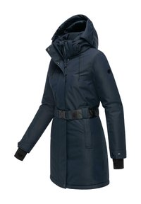 Parka mi-longue imperméable navy avec fermeture éclair et boutons-pression, capuche réglable, taille ceinturée et poignets noirs. Texture lisse.