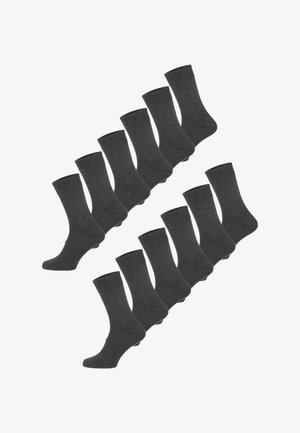 Ti par mørkegrå crew-længde sokker arrangeret i to diagonale rækker på en hvid baggrund.