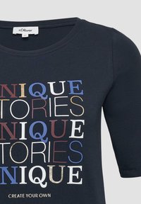 Navyblauw t-shirt met korte mouwen van zachte stof, met een multicolore "UNIQUE STORIES" opdruk in verschillende typografieën en gouden accenten.