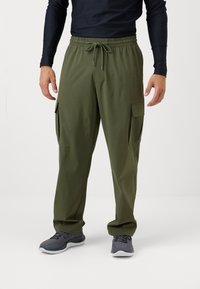 Olivgröna cargobyxor med elastisk midja och dragsko. Har sidofickor och en lös passform, tillverkade av ett lättviktigt tyg.