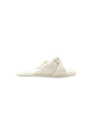 Sandalia blanca tipo slide con puntera abierta, parte superior acolchada con diseño acolchado y suela plana sobre fondo blanco.