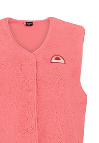 Korallenrosa ärmellose Fleeceweste mit Druckknöpfen und einem kleinen bunten "Protest"-Sonnenpatch auf der linken Brust.