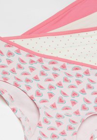 Baumwoll-Bikini-Unterwäsche-Set mit einem pinken Wassermelonen-Muster, pastellpink und weiß mit Punkten und kontrastierenden Rippbunds.