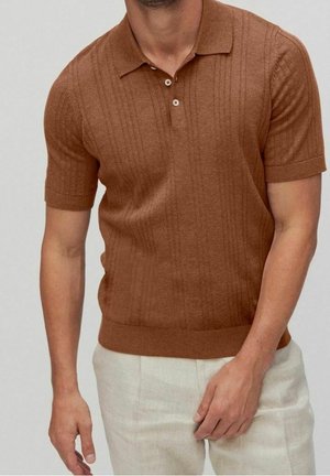 Bruine polo met korte mouwen en een gestructureerd verticaal ribbelpatroon, met een klassieke kraag en een knoopsluiting met drie knopen.