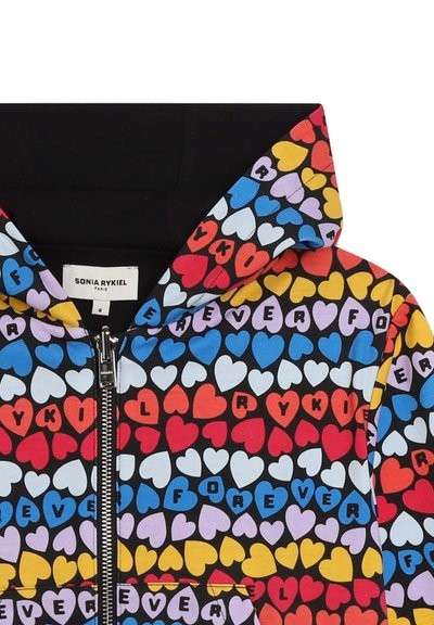Sweatshirt à capuche avec fermeture éclair, fabriqué dans un tissu avec un motif de cœurs et de lettres vivants en plusieurs couleurs sur un fond noir.