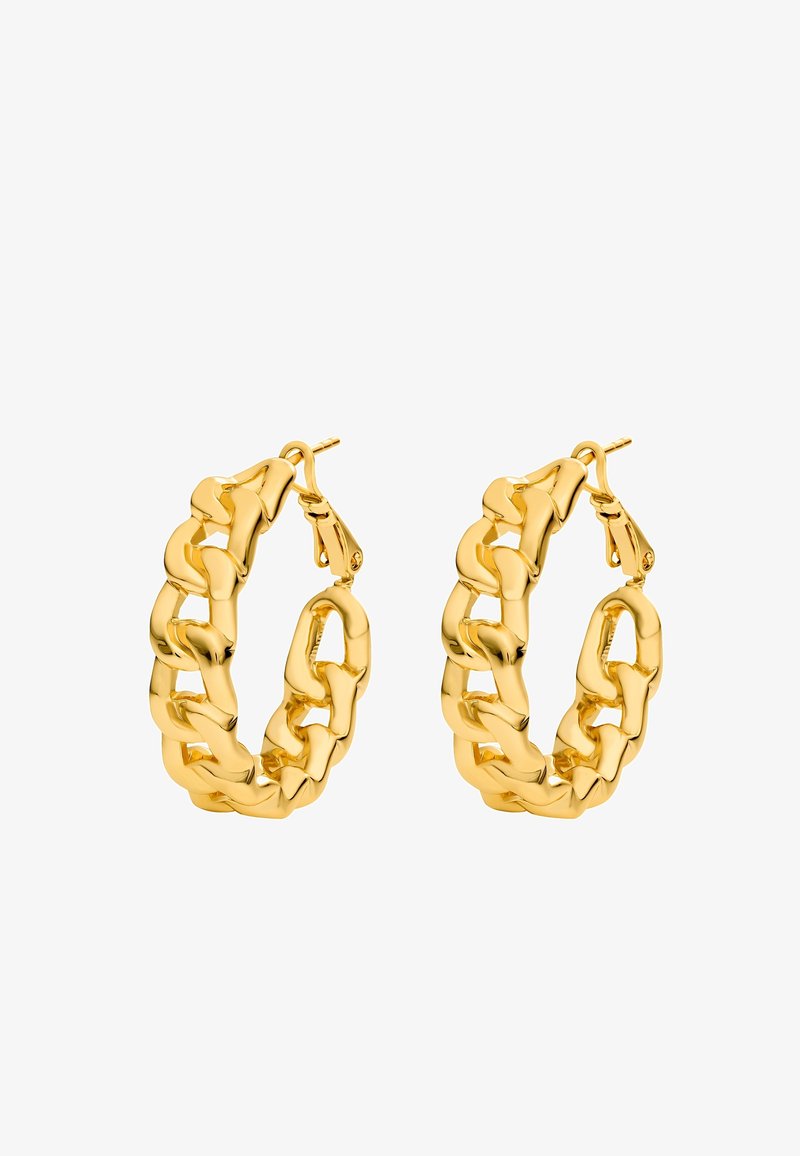 Paire de boucles d’oreilles créoles avec maillons de chaîne dorés, tige et fermoir à charnière sur fond blanc.