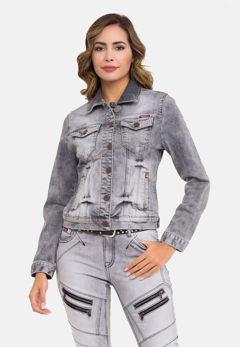 Grijze denim jas met twee borstzakken en knoopsluiting, met een vervaagde was en contrasterende stiksels. Lange mouwen en cropped ontwerp.