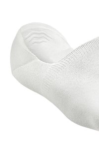 Weißer Socken mit einer glatten, dehnbaren Textur, der ein niedriges Design aufweist und einen kleinen strukturierten Bereich an der Ferse für besseren Halt verfügt.