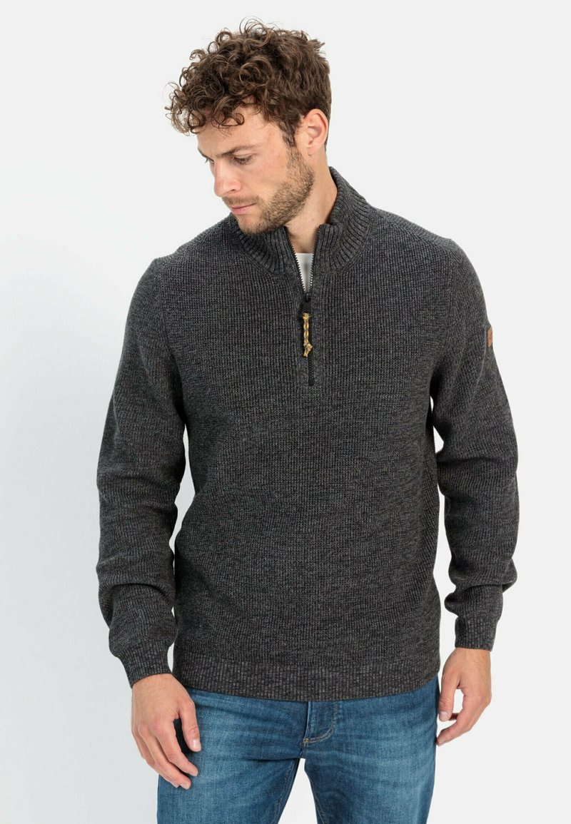 Dunkelgrauer Strickpullover mit hohem Kragen und halbem Reißverschluss. Verfügt über gerippte Bündchen und Saum, mit einem kleinen Logopatch am Ärmel.