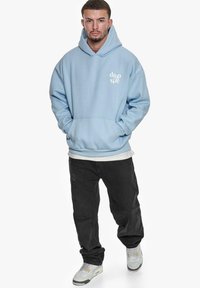 Dropsize HEAVY LETTERS - Hoodie - baby blue cream