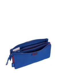 Niebieska tkaninowa piórnik z czerwonymi akcentami, z dwoma zamykanymi na zamek komorami i widoczną podszewką wewnętrzną. Prostokątny kształt o gładkiej fakturze.
