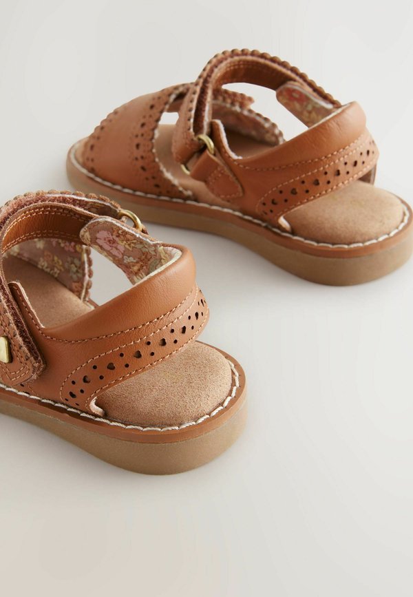 REGULAR FIT – BROGUE TOUCH FASTENING  – Lauflernschuh