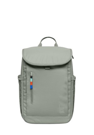 Lichtgrijze rugzak met een klep sluiting, een voorvak met rits met blauwe, rode en groene accenten, zijvakken en "GOT BAG" branding.