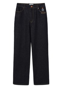 Sötétkék farmernadrág egyenes lábformával, narancssárga varrással és egy medve alkalmazással az elülső zseben. Gombos záródás.