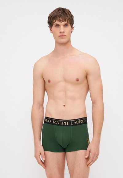Zielone bawełniane bokserki z czarnym pasem, na którym widnieje napis "POLO RALPH LAUREN" w złotych literach. Dopasowany krój z wspierającą kieszonką.
