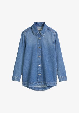 Blauw denim overhemd met lange mouwen, knoopsluiting, puntkraag, zichtbare stiksels en licht gebogen zoom op een witte achtergrond.