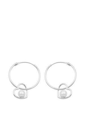 Orecchini a cerchio in argento, ciascuno con un piccolo ciondolo a forma di cuore che contiene una singola perla bianca rotonda all'interno.