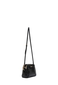 Sac bandoulière en simili cuir noir avec une texture crocodile. Présente des accessoires en métal doré et une fermeture éclair, avec une bandoulière réglable.