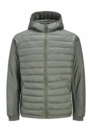 Podložena jakna v olivno zeleni barvi, s sprednjim zadrgo, kapuco in elastičnimi manšetami. Material ima gladko teksturo z quilted dizajnom.