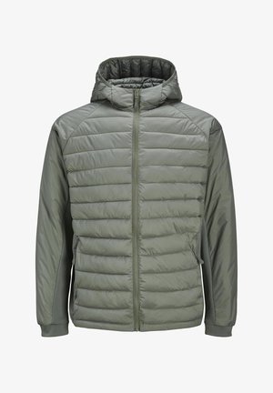 Iebūvēta jaka olīvu zaļā krāsā ar rāvējslēdzēja priekšpusi, kapuci un elastīgiem aprocēm. Materiāls ir gluds ar quilted dizainu.