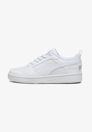 Vita sneakers med en slät läderöverdel, perforerad tå, vadderad krage och subtil branding på hälen. Gummisula med strukturerat mönster.