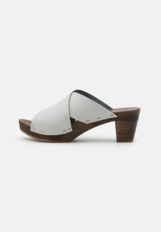 ENNIKE SQUARE FLEX - Clogs - silver