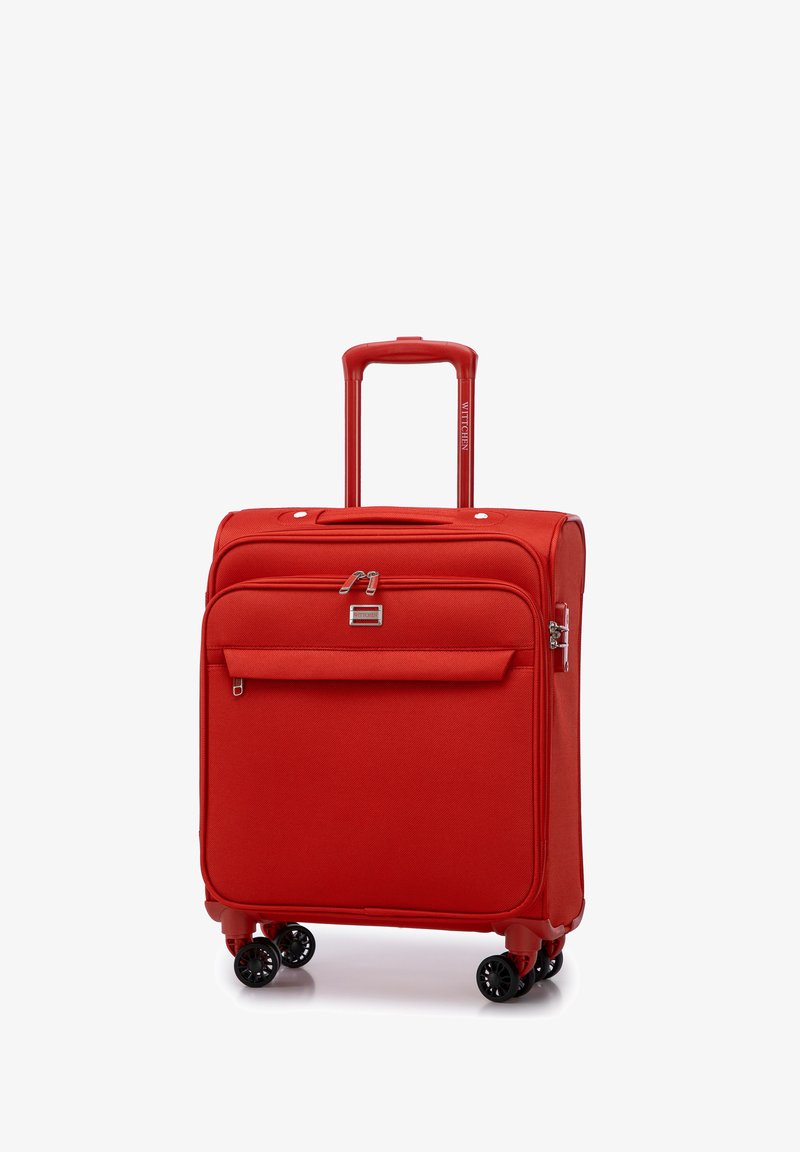 Maleta roja con un exterior de tela texturizada, mango retráctil, bolsillo frontal con cremallera y cuatro ruedas negras para mayor movilidad.