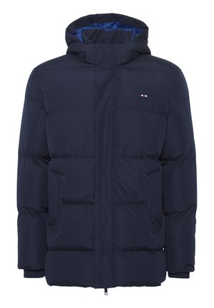 Giacca piumino blu navy con cappuccio, caratterizzata da sezioni trapuntate, tasche frontali e un piccolo logo sul petto. Materiale morbido e isolato.