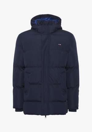 Giacca piumino blu navy con cappuccio, caratterizzata da sezioni trapuntate, tasche frontali e un piccolo logo sul petto. Materiale morbido e isolato.