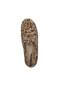 Luipaardprint instap schoen in tan en bruin suede met een ronde neus, elastische veters en een gevoerde binnenzool. Merkenlogo zichtbaar aan de binnenkant.