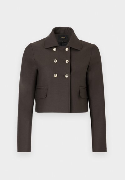 Chaqueta oscura de color marrón, recortada, con un cuello estructurado, diseño de doble botonadura, botones dorados pulidos y dos bolsillos delanteros. Textura de tela suave.