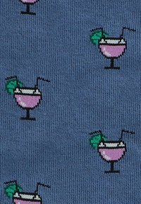 Niebieska tkanina o teksturowanym wzorze z małymi, pikselowanymi różowymi koktajlami z zielonymi liśćmi mięty i czarnymi słomkami.