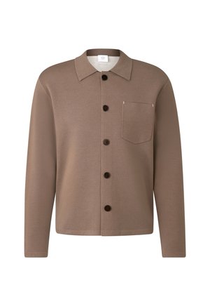 Bruin overhemd met knopen, gemaakt van een zachte stof, met een klassieke kraag, lange mouwen, een borstzak en vijf donkere knopen.