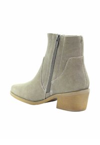 Szare zamszowe botki za kostkę z bocznym zamkiem błyskawicznym, migdałowym noskiem i drewnianą, warstwową podeszwą. Ozdobione białym przeszyciem dla dodatkowego efektu.
