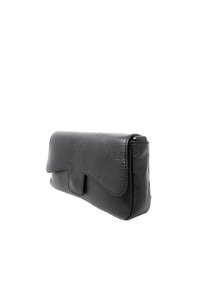 Clutch in pelle nera con una finitura testurizzata, dotata di chiusura a busta e un design asimmetrico. Forma rettangolare compatta e elegante.