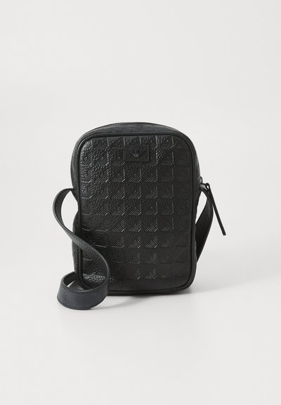 Sort syntetisk crossbody taske med et struktureret geometrisk mønster, lynlåslukning og justerbar rem. Rektangulær form med logo detaljer.