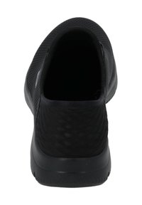 Schwarzer Sportschuh mit einem schlanken, strukturierten Mesh-Obermaterial, abgerundeter Ferse und flexibler Gummisohle. Minimale Details und ein glattes, nahtloses Design.