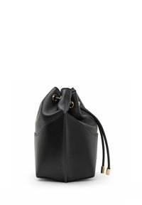 Sac seau en cuir noir avec œillets dorés et fermeture à cordon, présenté de côté sur fond blanc.