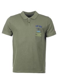 Zielona oliwkowa koszulka polo wykonana z bawełny. Posiada kołnierz i plackietkę z trzema guzikami. Na przodzie haftowany napis "TOP GUN" z dodatkowymi tekstem.