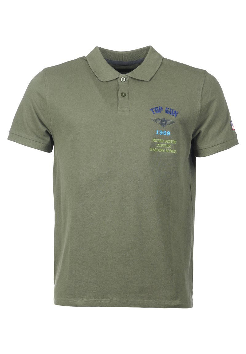 Zielona oliwkowa koszulka polo wykonana z bawełny. Posiada kołnierz i plackietkę z trzema guzikami. Na przodzie haftowany napis "TOP GUN" z dodatkowymi tekstem.