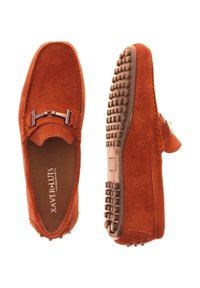 Männliche Mokassinpantolette aus orangenem Wildleder mit einem Metallakzent, flacher Gummisohle mit erhabenen Punkten und einer Nahtdetail entlang der Kanten.