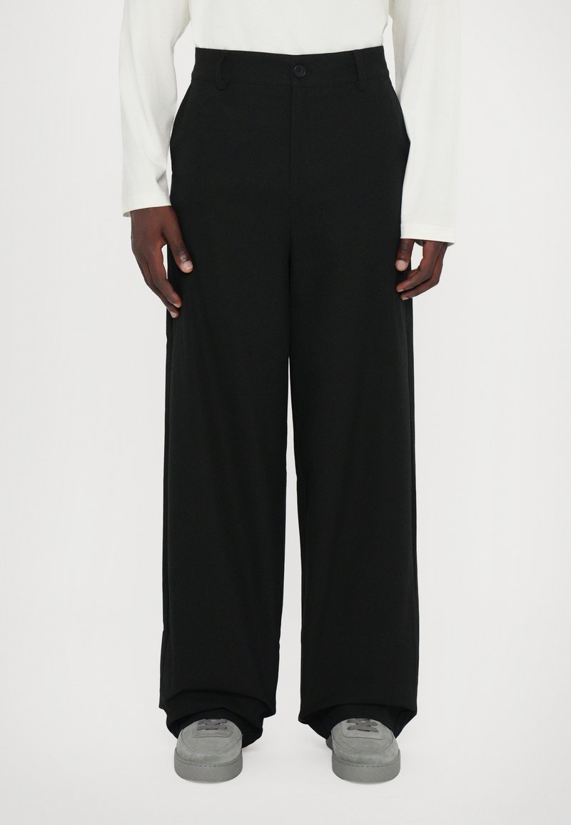 Han Kjøbenhavn - WIDE LEG - Pantalones - anthracite black, Ampliar