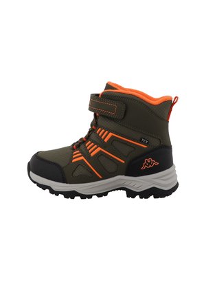 Kindlicher olivgrüner und orangefarbener hoher Wanderschuh mit schwarzer Sohle, Klettverschluss und strukturiertem Profil für den Außeneinsatz.