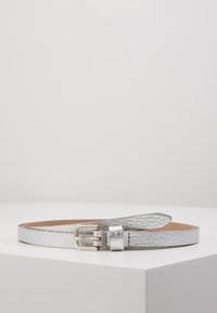 Ceinture en argent métallisé avec une surface texturée, dotée d'une boucle en argent et d'un dos en cuir, présentée sur un piédestal blanc.