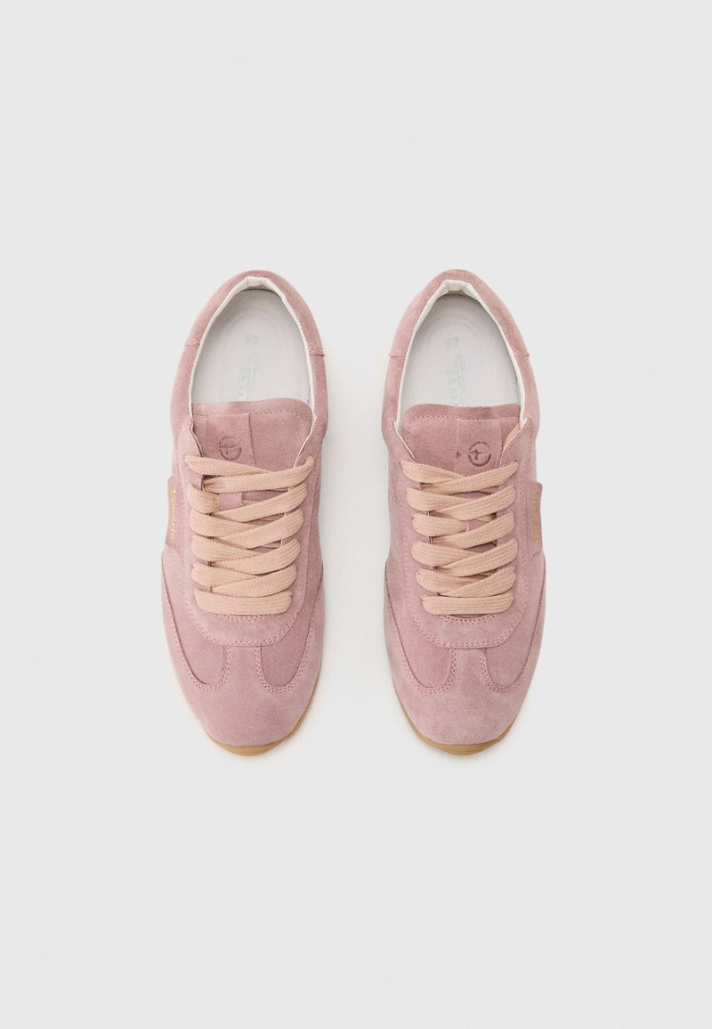 Roze suède sneakers met beige veters, een gladde textuur, ronde neus en een rubberen zool. Heeft een klein logo aan de zijkant.