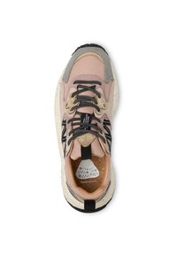 Sneaker con tomaia sintetica rosa, dettagli grigi, lacci neri e suola intermedia bianca maculata; presenta una soletta decorata.