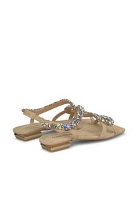 Beige sandalen met bandjes en een juweelaccent, met een lage vierkante hak en een gladde textuur. Merk zichtbaar op de binnenzool.